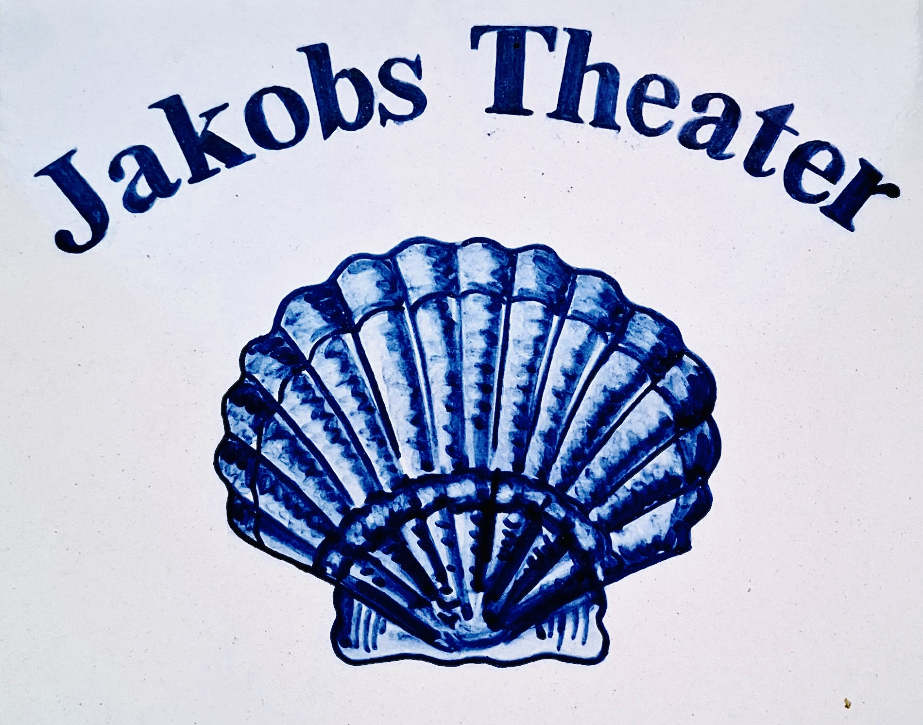Jakobs Theater – handgemaltes Logo mit blauer Muschel
