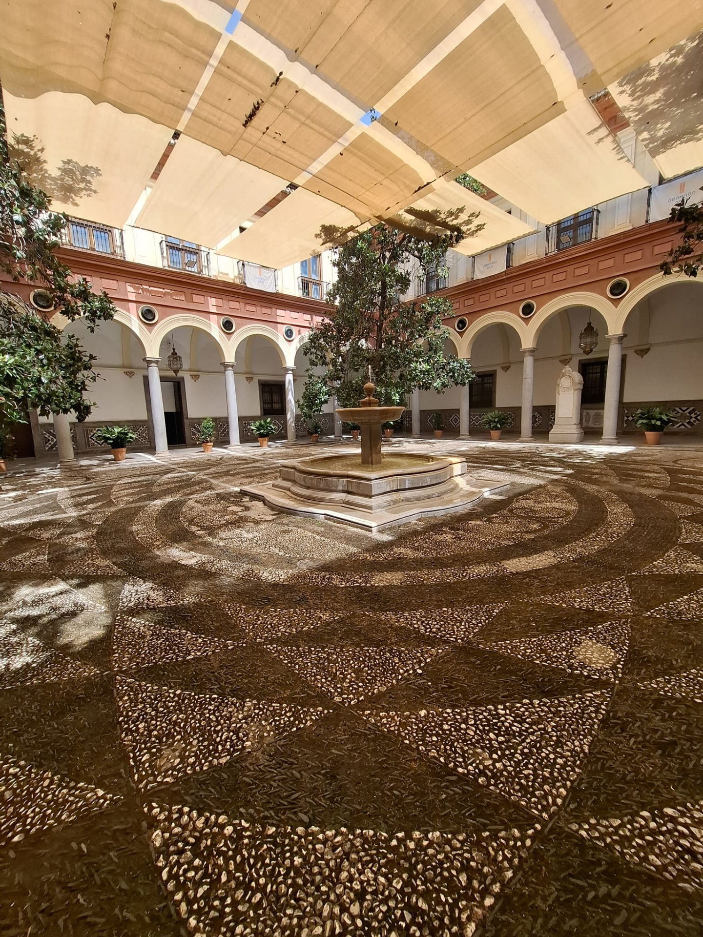 Mediterraner Innenhof mit Brunnen und Arkaden
