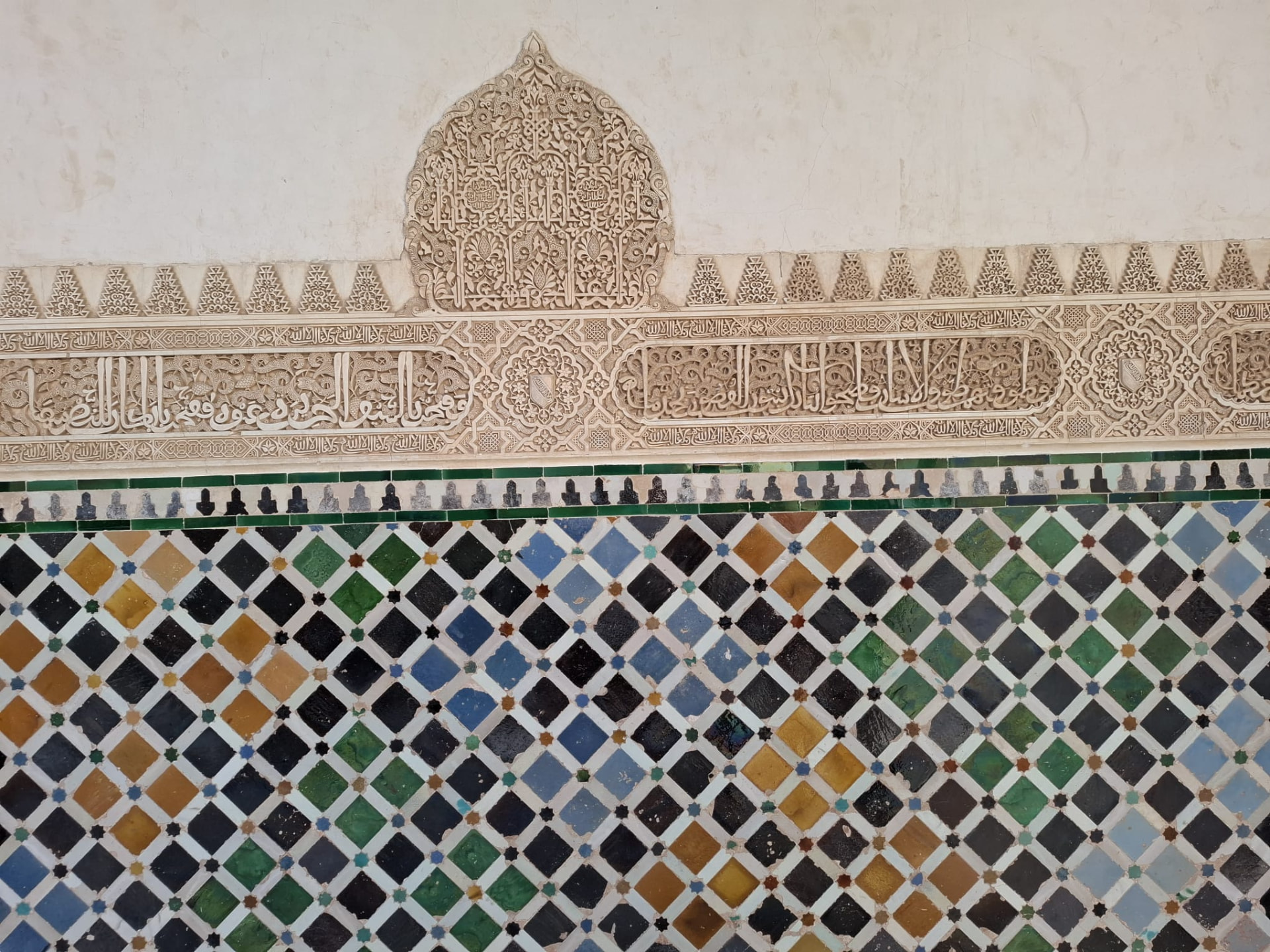 Historische Keramik und fein gearbeitete Ornamente
